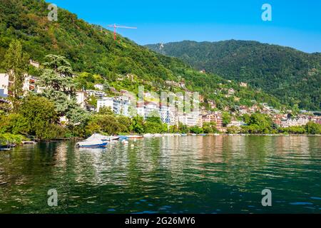 Port de Montreux avec yachts et bateaux vue panoramique. Montreux est une ville sur le Lac Léman au pied des Alpes en Suisse. Banque D'Images