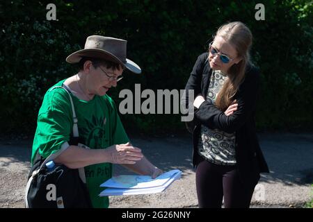 Chalfont St Giles, Royaume-Uni. 5 juin 2021. Sian Berry (à droite) le coleader du Parti Vert examine la carte de la rivière Misbourne avec Sarah Green du Parti Vert Hillingdon. Les environnementalistes ont des préoccupations quant à l'impact négatif que l'alésage du HS2 dans l'aquifère de craie dans les Chilterns pourrait avoir sur l'approvisionnement en eau potable de Londres. Crédit : Maureen McLean/Alay Banque D'Images