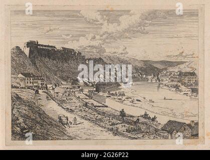 Vue sur le bouillon. Vue sur la ville de Bouillon avec la rivière Semois et le château de Bouillon. Banque D'Images