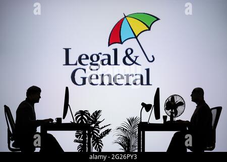 Le logo Legal and General est visible sur un écran LED en arrière-plan tandis que deux personnes silhouetées travaillent dans un environnement de bureau (usage éditorial uniquement) Banque D'Images