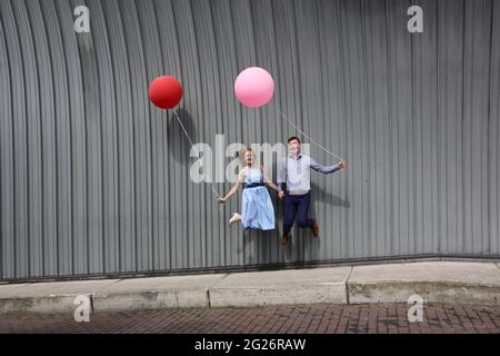 examen final avant le mariage. Si vous pouvez (mariée et marié) sauter devant le photographe en même temps, vous pouvez maintenant vous marier. Banque D'Images