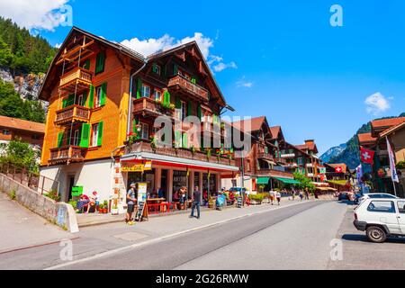 Grindelwald, Suisse - le 14 juillet 2019 : des maisons de village de Lauterbrunnen dans le district d'Interlaken dans le canton de Berne, Suisse Banque D'Images