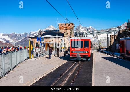 ZERMATT, SUISSE - Le 16 juillet 2019 : Train près de Le Gornergrat Bahn Railway, un chemin de fer à crémaillère de montagne près de la ville de Zermatt dans le canton du Valais de Switze Banque D'Images