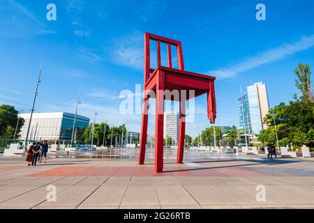 Genève, SUISSE - Le 20 juillet 2019 : Rupture de la chaise ou chaise Cassee est une sculpture en bois par l'artiste suisse Daniel Berset et Louis Geneve à Genève Banque D'Images