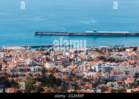 Vue panoramique sur la ville de Funchal sur l'île de Madère. Banque D'Images