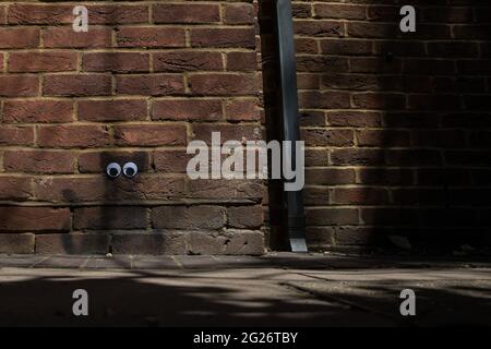 Wokingham, Royaume-Uni. 8 juin 2021. Un pochoir de chat noir aux yeux à coller par un artiste de rue surnommé « Catsy » par des résidents locaux appréciants. On pense qu'il y a environ 30-40 stencils noirs de chat pulvérisés autour de la ville par l'artiste anonyme de rue. Crédit : Mark Kerrison/Alamy Live News Banque D'Images