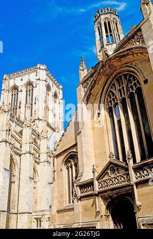 Église Saint-Michel-le-Bellfrey et York Minster, Haut-pétergate, York, Angleterre Banque D'Images