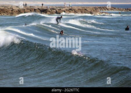 Lisbonne, Portugal. 8 juin 2021. (INT) les surfeurs aiment les vagues et une journée favorable pour pratiquer le sport sur la plage de Costa da Caparica, au Portugal: Les surfeurs profitent de vagues et d'une journée favorable pour pratiquer le sport sur la plage de Costa da Caparica, à Almada, sur la côte portugaise, le mardi (8) printemps sur le continent européen. Credit: Edson de Souza/TheNews2 Credit: Edson de Souza/TheNEWS2/ZUMA Wire/Alay Live News Banque D'Images