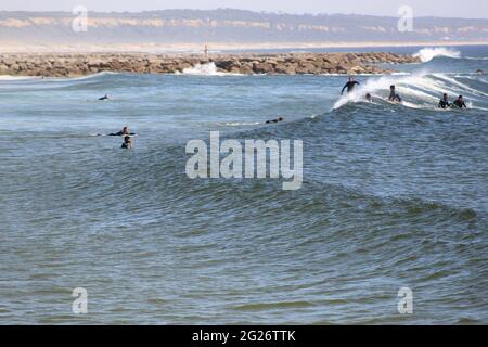 Lisbonne, Portugal. 8 juin 2021. (INT) les surfeurs aiment les vagues et une journée favorable pour pratiquer le sport sur la plage de Costa da Caparica, au Portugal: Les surfeurs profitent de vagues et d'une journée favorable pour pratiquer le sport sur la plage de Costa da Caparica, à Almada, sur la côte portugaise, le mardi (8) printemps sur le continent européen. Credit: Edson de Souza/TheNews2 Credit: Edson de Souza/TheNEWS2/ZUMA Wire/Alay Live News Banque D'Images