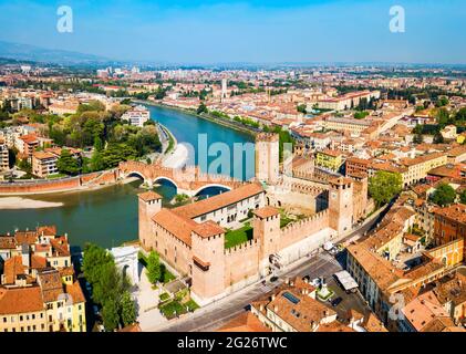 Castelvecchio ou vieux château Scaligero et antenne de pont vue panoramique à Vérone, Vénétie en Italie Banque D'Images