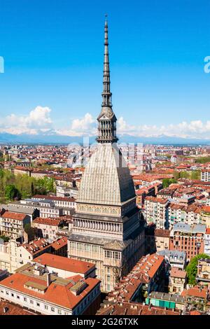 La Mole Antonelliana aerial vue panoramique, une étape importante dans la construction de la ville de Turin, région du Piémont de l'Italie Banque D'Images