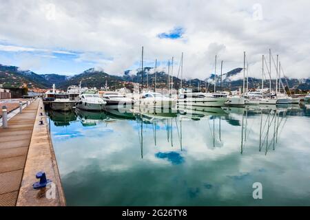 Bateaux et yachts dans le port de la ville et la région de Ligurie, Italie Banque D'Images