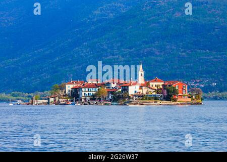 Isola dei Pescatori près de la ville de Stresa vue panoramique. L'île Isola dei Pescatori ou Fishermens est située dans le lac majeur, dans le nord de l'Ital Banque D'Images