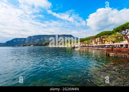 Front de mer dans la ville de Garda, situé sur les rives du lac de Garde dans la province de Vérone en Vénétie, Italie Banque D'Images