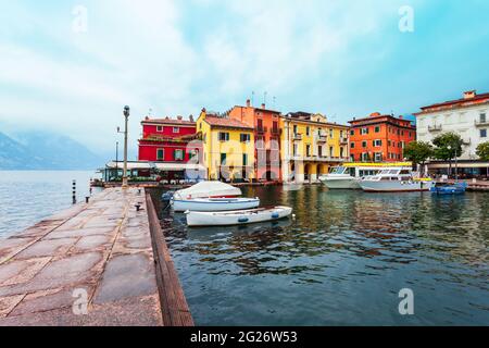 Port avec bateaux dans la vieille ville de Malcesine sur la rive du lac de garde dans la province de Vérone, Italie Banque D'Images