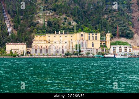 Riva del Garda aerial vue panoramique. Riva est une ville à l'extrémité nord du lac de garde dans la région Trentin-Haut-Adige en Italie. Banque D'Images