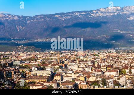 Vue panoramique aérienne de Bolzano. Bolzano est la capitale de la province du Tyrol du Sud en Italie du nord. Banque D'Images