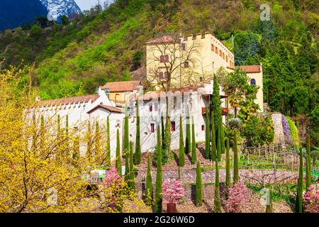 Les jardins du château de Trauttmansdorff sont des jardins botaniques situés dans la ville de Merano, dans le nord de l'Italie Banque D'Images