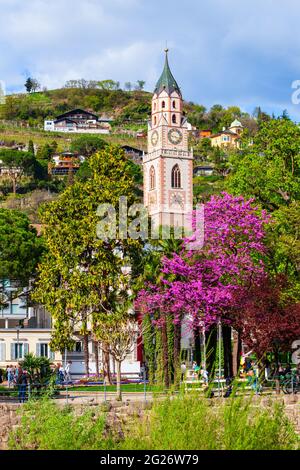 L'église Saint-Nicolas ou église paroissiale Saint Nikolaus est l'église paroissiale de la ville de Merano dans le Tyrol du Sud, Italie du nord Banque D'Images