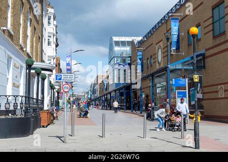 Le centre commercial Royals à High Street, Southend on Sea, Essex, Royaume-Uni. Fermeture de la pierre angulaire, ouverture du magasin pendant le verrouillage de COVID 19. Les acheteurs, les gens Banque D'Images