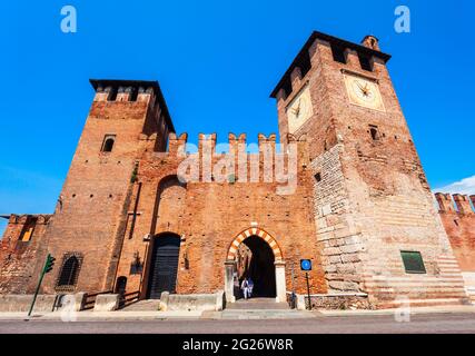 Castelvecchio ou vieux château est situé dans la région de Vérone, Vénétie en Italie Banque D'Images