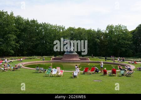 Les gens se reposent sur des chaises longues en face du monument Chopin dans le parc royal Lazienki à Varsovie, en Pologne Banque D'Images