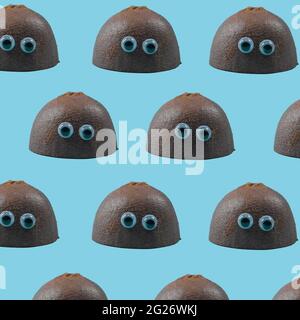 La moitié kiwi avec les yeux de jouet se multiplie sur un fond bleu doux et tendance. Concept d'été abstrait minimal. Idée de plaisir d'été. Banque D'Images