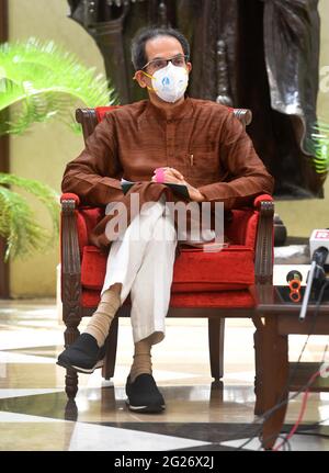 NEW DELHI, INDE - JUIN 8 : le ministre en chef du Maharashtra, Uddhav Thackeray, lors d'une conférence de presse après avoir rencontré le Premier ministre Narendra Modi, au Maharashtra Sadan, le 8 juin 2021 à New Delhi, en Inde. Le ministre en chef du Maharashtra, Uddhav Thackeray, a rencontré le Premier ministre Narendra Modi à la résidence officielle de ce dernier à Delhi le 8 juin. Le chef de Shiv Sena était accompagné des dirigeants de ses partenaires du Congrès national indien et du Parti du Congrès nationaliste. La discussion allait de la réserve de Maratha et de OBC à la compensation de la TPS à l'État. S'adresser à une conférence de presse après la réunion, Banque D'Images