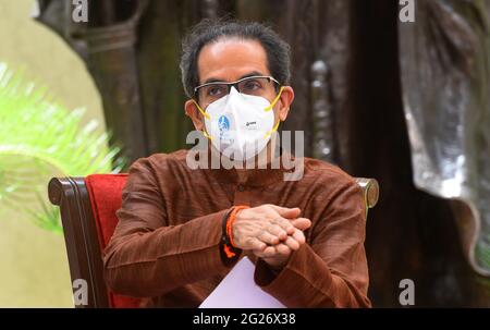 NEW DELHI, INDE - JUIN 8 : le ministre en chef du Maharashtra, Uddhav Thackeray, lors d'une conférence de presse après avoir rencontré le Premier ministre Narendra Modi, au Maharashtra Sadan, le 8 juin 2021 à New Delhi, en Inde. Le ministre en chef du Maharashtra, Uddhav Thackeray, a rencontré le Premier ministre Narendra Modi à la résidence officielle de ce dernier à Delhi le 8 juin. Le chef de Shiv Sena était accompagné des dirigeants de ses partenaires du Congrès national indien et du Parti du Congrès nationaliste. La discussion allait de la réserve de Maratha et de OBC à la compensation de la TPS à l'État. S'adresser à une conférence de presse après la réunion, Banque D'Images