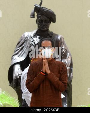 NEW DELHI, INDE - JUIN 8 : le ministre en chef du Maharashtra, Uddhav Thackeray, lors d'une conférence de presse après avoir rencontré le Premier ministre Narendra Modi, au Maharashtra Sadan, le 8 juin 2021 à New Delhi, en Inde. Le ministre en chef du Maharashtra, Uddhav Thackeray, a rencontré le Premier ministre Narendra Modi à la résidence officielle de ce dernier à Delhi le 8 juin. Le chef de Shiv Sena était accompagné des dirigeants de ses partenaires du Congrès national indien et du Parti du Congrès nationaliste. La discussion allait de la réserve de Maratha et de OBC à la compensation de la TPS à l'État. S'adresser à une conférence de presse après la réunion, Banque D'Images