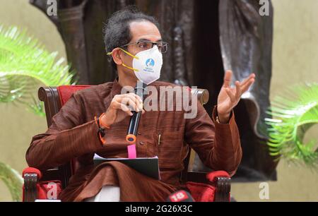 NEW DELHI, INDE - JUIN 8 : le ministre en chef du Maharashtra, Uddhav Thackeray, lors d'une conférence de presse après avoir rencontré le Premier ministre Narendra Modi, au Maharashtra Sadan, le 8 juin 2021 à New Delhi, en Inde. Le ministre en chef du Maharashtra, Uddhav Thackeray, a rencontré le Premier ministre Narendra Modi à la résidence officielle de ce dernier à Delhi le 8 juin. Le chef de Shiv Sena était accompagné des dirigeants de ses partenaires du Congrès national indien et du Parti du Congrès nationaliste. La discussion allait de la réserve de Maratha et de OBC à la compensation de la TPS à l'État. S'adresser à une conférence de presse après la réunion, Banque D'Images