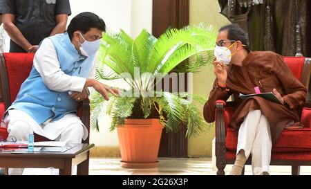NEW DELHI, INDE - JUIN 8 : le ministre en chef du Maharashtra, Uddhav Thackeray, avec le chef du Congrès, Ashok Chavan (L), lors d'une conférence de presse après une rencontre avec le Premier ministre Narendra Modi, au Maharashtra Sadan, le 8 juin 2021 à New Delhi, en Inde. Le ministre en chef du Maharashtra, Uddhav Thackeray, a rencontré le Premier ministre Narendra Modi à la résidence officielle de ce dernier à Delhi le 8 juin. Le chef de Shiv Sena était accompagné des dirigeants de ses partenaires du Congrès national indien et du Parti du Congrès nationaliste. La discussion allait de la réserve de Maratha et de OBC à la compensation de la TPS à l'État. Adressage Banque D'Images