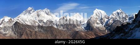 Vue panoramique sur Everest, Lhotse et Makalu depuis le col de Renjo la - chemin vers le camp de base d'Everest, randonnée de trois passes, vallée de Khumbu, parc national de Sagarmatha Banque D'Images