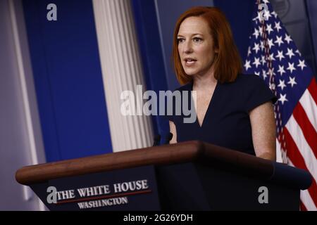(210608) -- WASHINGTON, le 8 juin 2021 (Xinhua) -- le secrétaire de presse de la Maison-Blanche, Jen Psaki, prend la parole lors d'un point de presse à la Maison-Blanche à Washington, DC, aux États-Unis, le 8 juin 2021. Alors que les États-Unis continuent de faire avancer leur programme de vaccination nationale, les Américains étrangers qui sont tenus de payer des impôts américains se sentent laissés pour compte par leur propre gouvernement, a rapporté le Washington Post lundi. « historiquement, nous n'avons pas fourni de soins de santé privés aux Américains vivant à l'étranger, ce qui reste notre politique », a déclaré Jen Psaki, secrétaire de presse de la Maison Blanche, dans le repo Banque D'Images