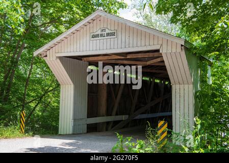 Pont couvert Adams Mill, Cutler, comté de Carroll, Indiana. Ce pont au-dessus de Wildcat Creek est l'un des deux ponts couverts restants dans le comté de Carroll Banque D'Images