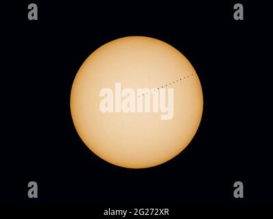 Transit de la planète Mercure composite à travers le soleil en 2019. Banque D'Images