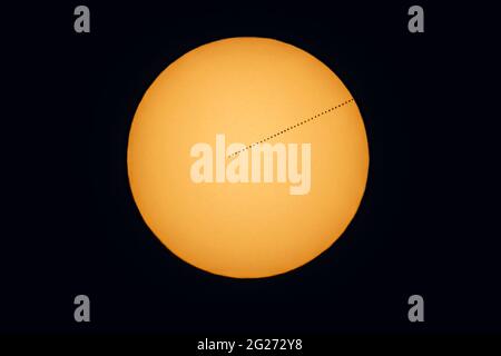 Transit de la planète Mercure composite à travers le soleil en 2019. Banque D'Images