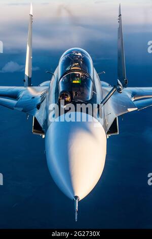 Avion de chasse SU-30SM de la Marine russe volant derrière un camion-citerne. Banque D'Images