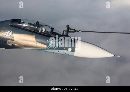 Avion de chasse SU-30SM de la Marine russe pendant le ravitaillement en vol. Banque D'Images