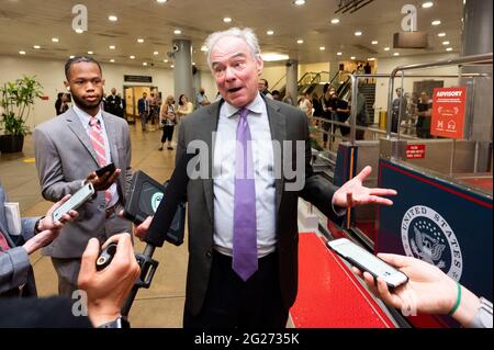 Washington, États-Unis. 08 juin 2021. Le sénateur américain Tim Kaine (D-va) parle aux journalistes près du métro du Sénat. Crédit : SOPA Images Limited/Alamy Live News Banque D'Images