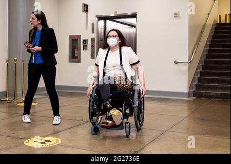 Washington, États-Unis. 08 juin 2021. Le sénateur américain Tammy Duckworth (D-il) près du métro du Sénat. Crédit : SOPA Images Limited/Alamy Live News Banque D'Images