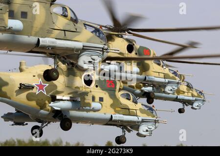 MIL mi-24P attaque des hélicoptères de l'armée de l'air russe décollage, Kubinka, Russie. Banque D'Images