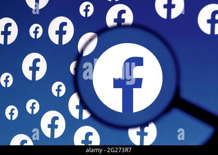 Brésil. 8 juin 2021. Dans cette illustration, un logo Facebook est visible sur l'écran d'un ordinateur à travers une loupe. Credit: Rafael Henrique/SOPA Images/ZUMA Wire/Alamy Live News Banque D'Images