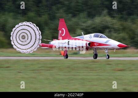 NF-5A chasseur de l'équipe de voltige Turkish Stars, Kubinka, Russie Banque D'Images