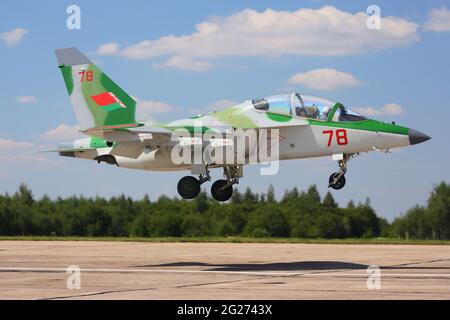 Un avion d'entraînement militaire Yak-130 de la Force aérienne biélorusse débarque sur piste. Banque D'Images