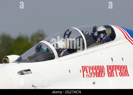 Pilotes dans le poste de pilotage d'un chasseur à réaction su-30SM de l'équipe de voltige russe. Banque D'Images