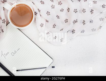 prenez le temps de vous détendre et de réfléchir avec un café et un journal Banque D'Images