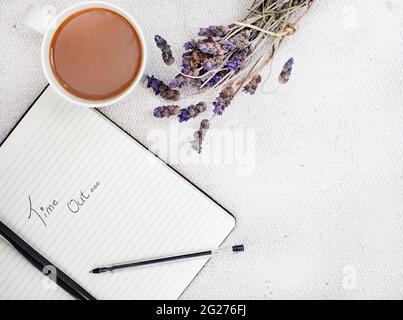 prenez le temps de vous détendre et de réfléchir avec un café et un journal Banque D'Images