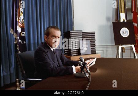 Le président Richard M. Nixon, avec la transcription éditée de Nixon White House Tape conversations au cours de la diffusion de son allocution à la Nation, le 29 avril 1974 / référence du dossier # 34145-155THA Banque D'Images