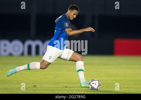 Asunción, Paraguay. 8 juin 2021; Defensores del Chaco Stadium, Asunción, Paraguay; coupe du monde de football 2022 qualificatifs; Paraguay contre Brésil; Danilo du Brésil traverse dans la boîte Paraguay crédit: Action plus Sports Images/Alamy Live News Banque D'Images